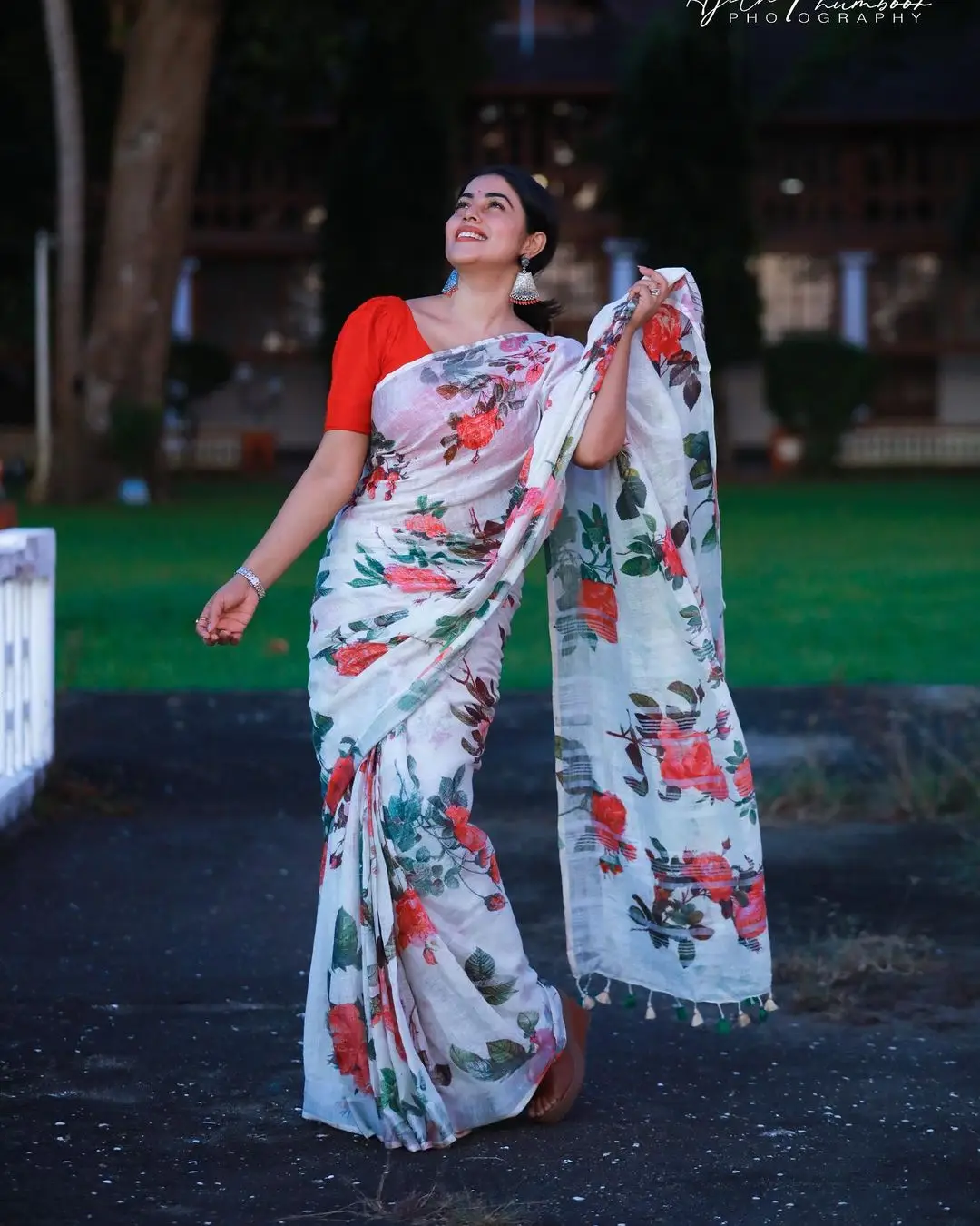 Shamna Kasim Mesmerizing Looks In Beautiful White Saree Red Blouse